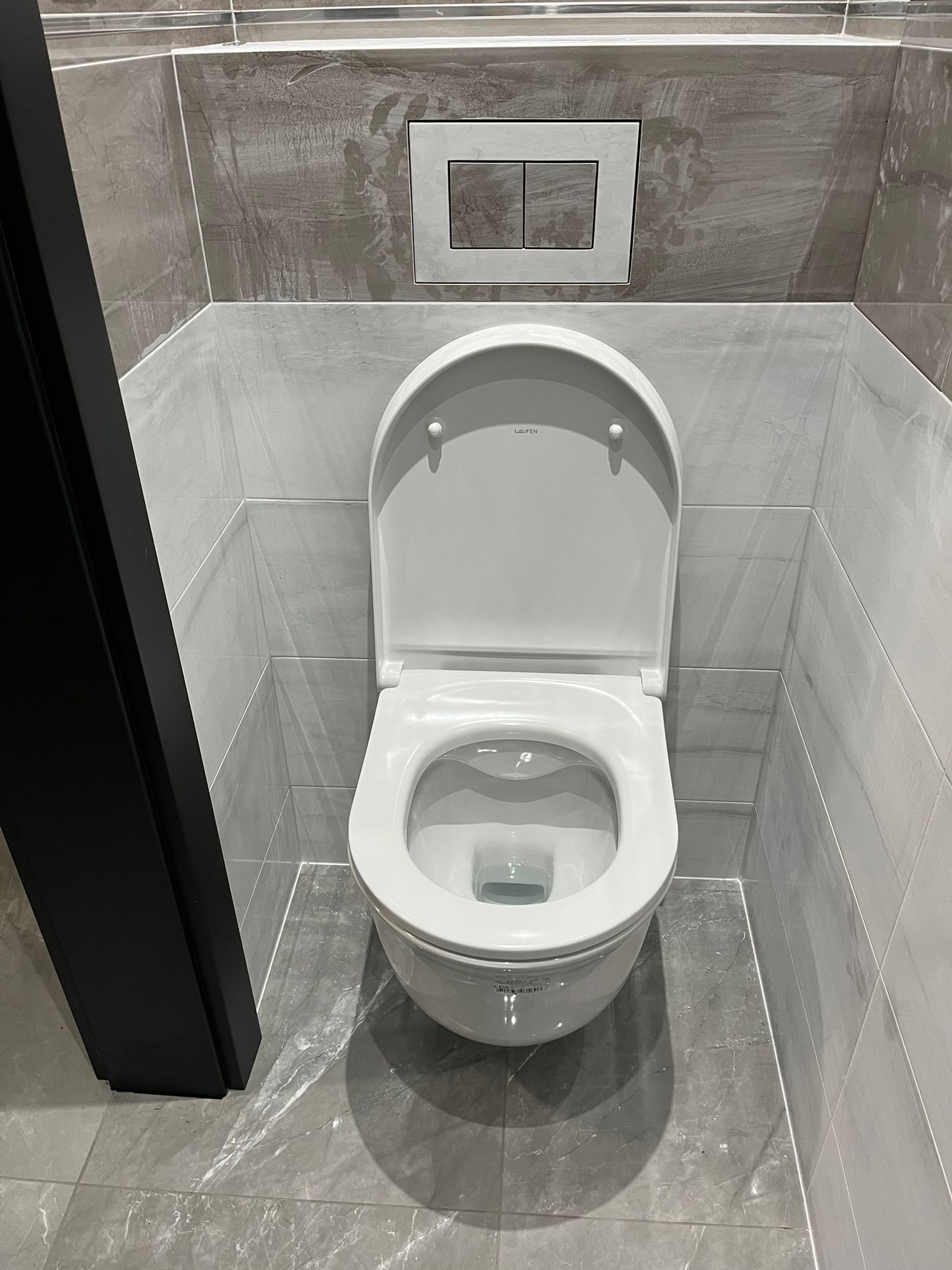 Závesné WC - sivý mramor
