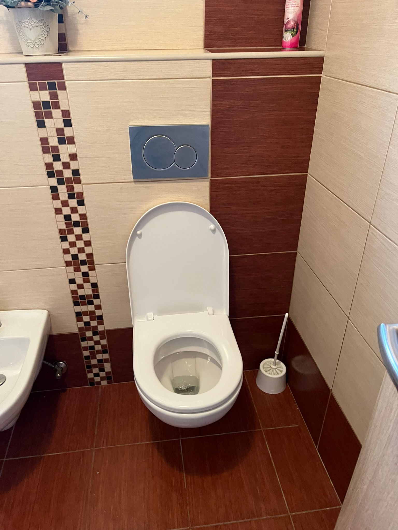 Závesné WC - hnedý obklad