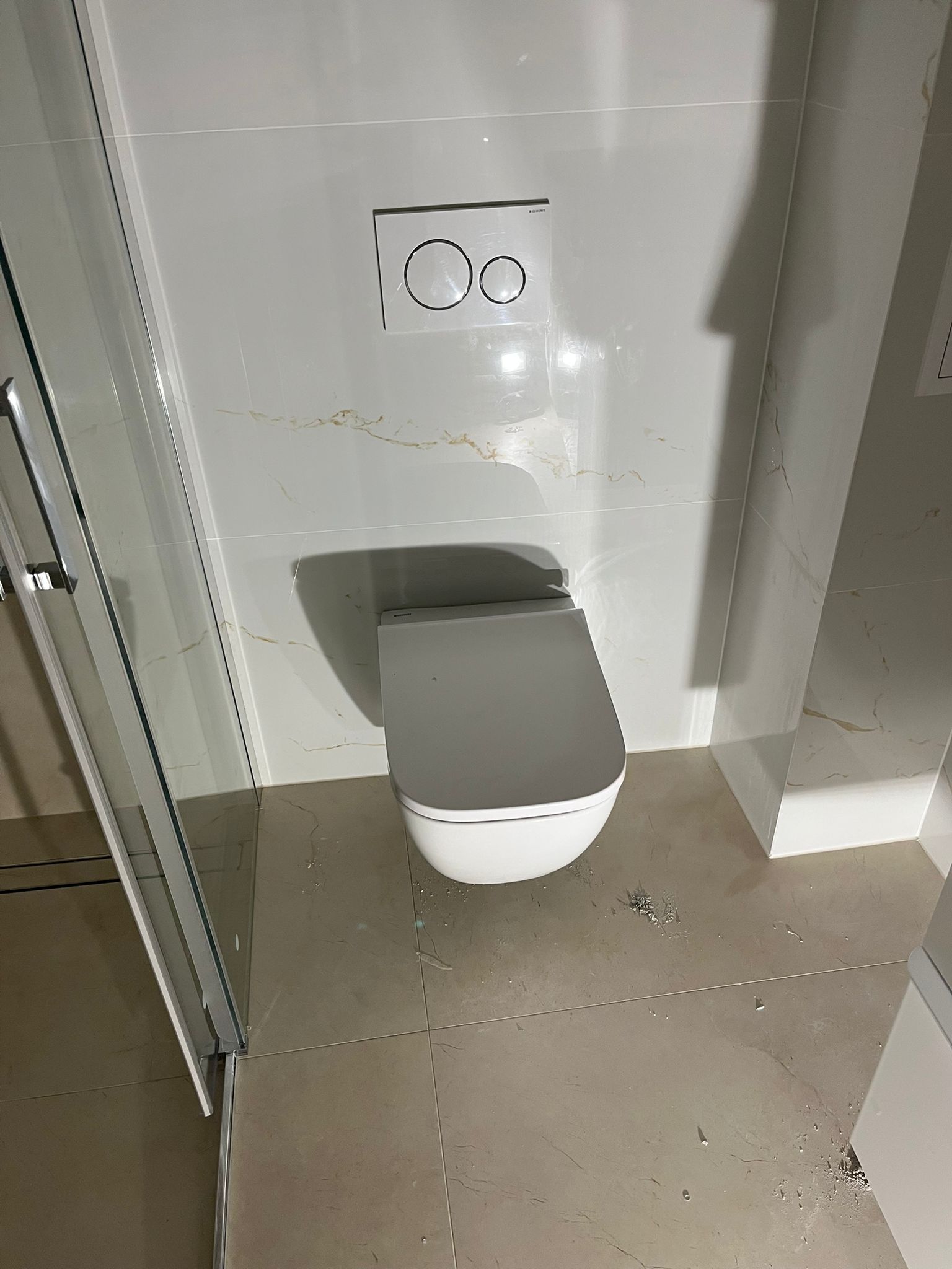 Závesné WC - biely mramor